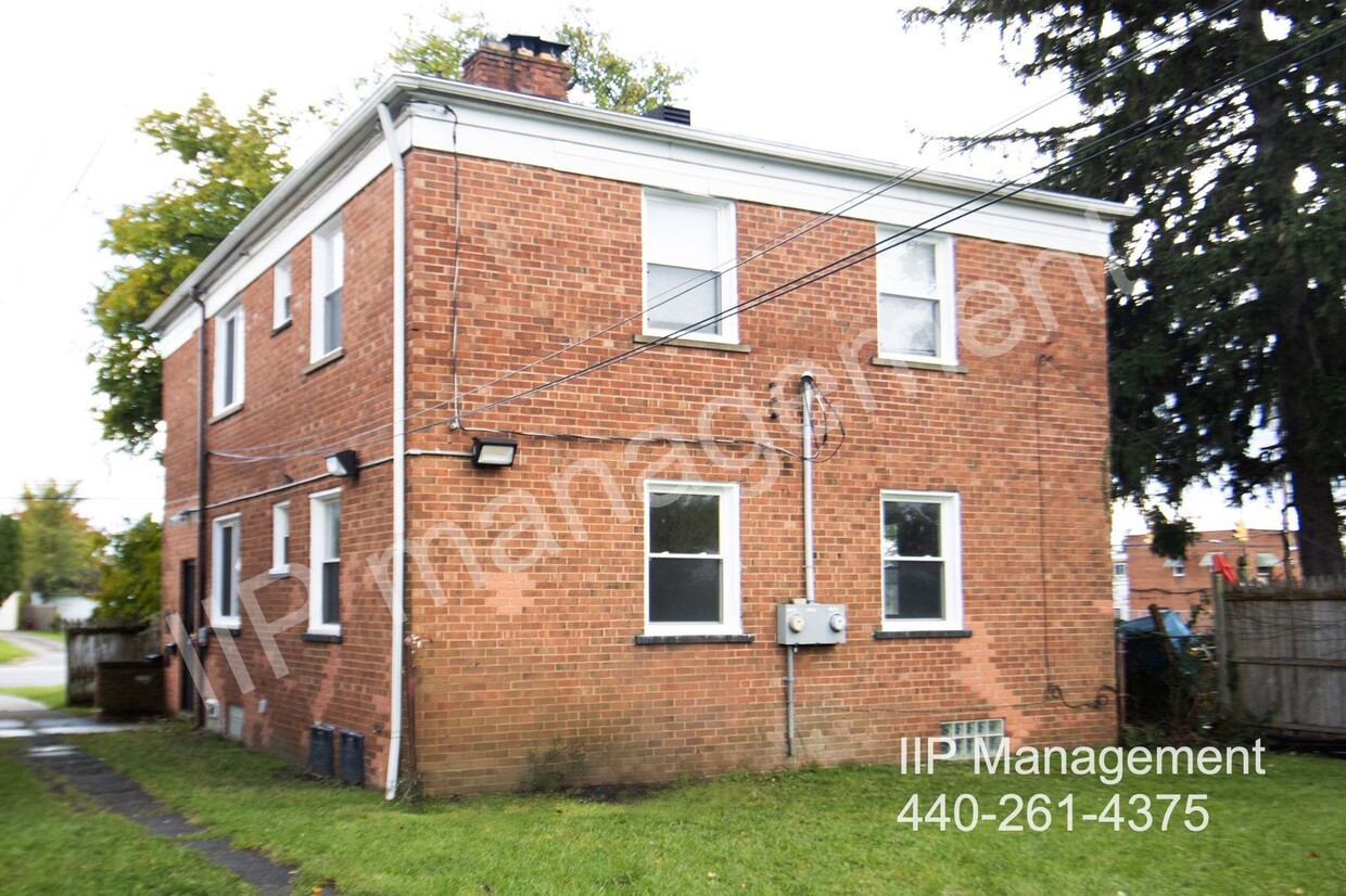 Foto principal - Bright Updated 2BD/1BA DOWN Unit in Lee-Ha...