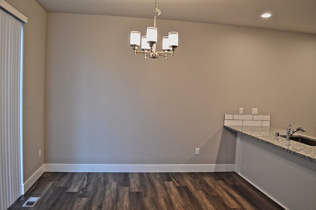 Foto del edificio - 6911 Lennon Ln NE