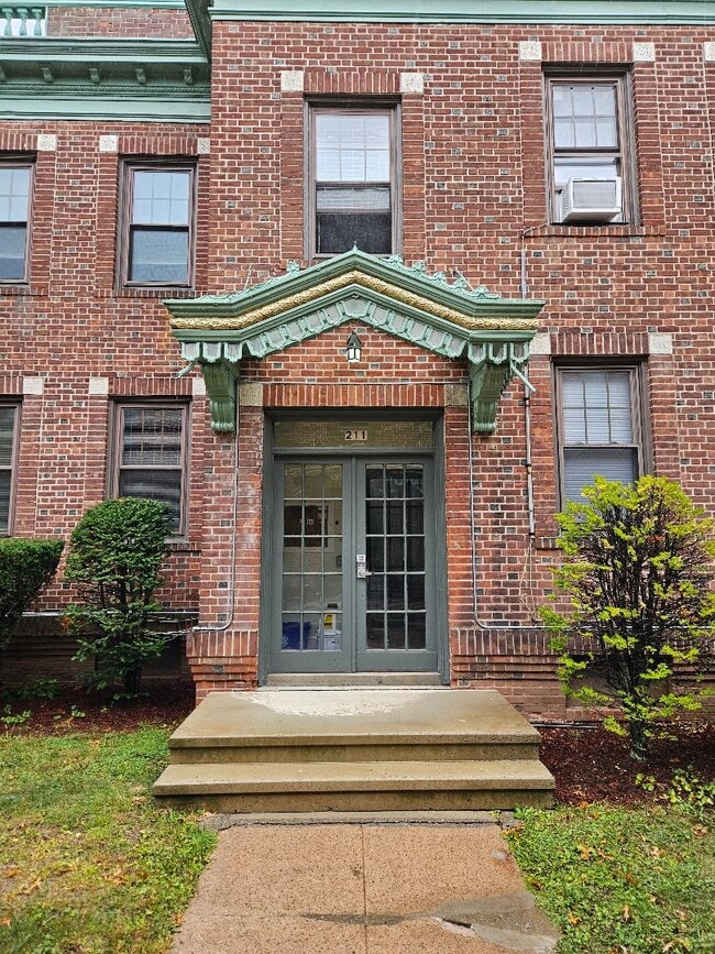 Building Photo - 211 Fountain St