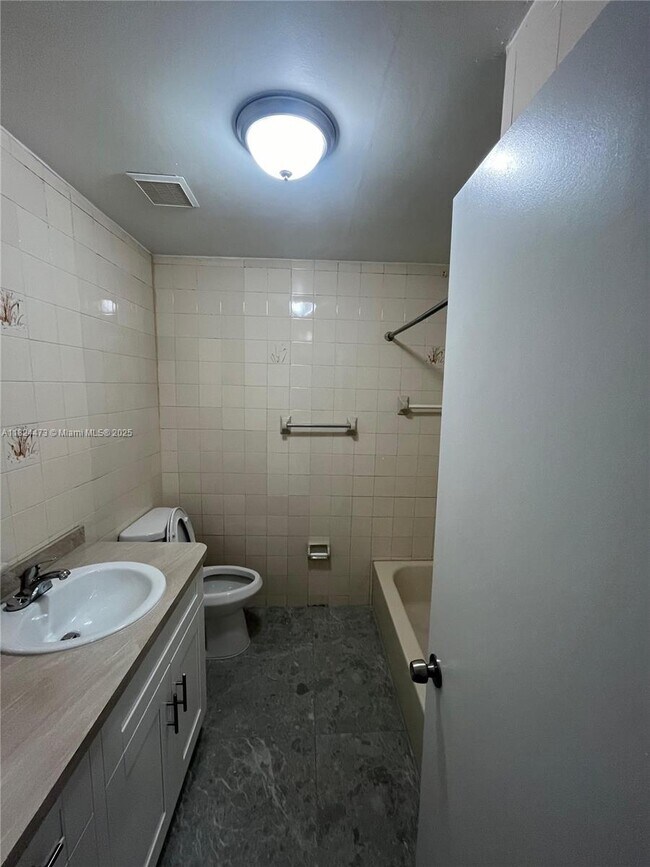 Building Photo - 1650 W 44th Pl