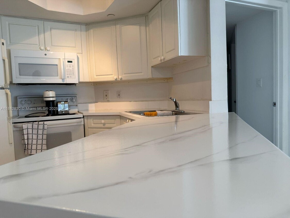 Foto principal - 8911 Collins Ave