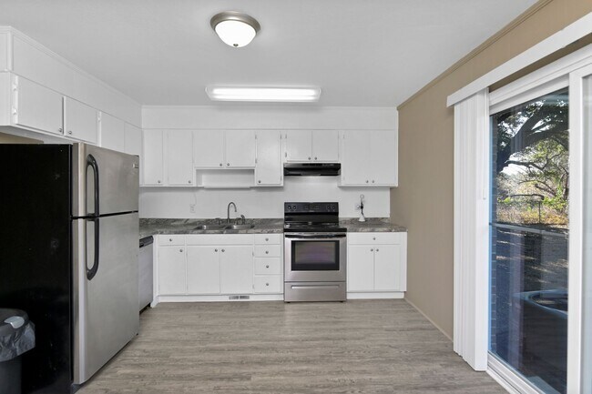 Foto del edificio - 3 bedroom home, with a fully fenced yard f...