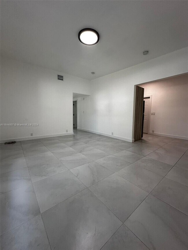 Building Photo - 1082 NE 145th St
