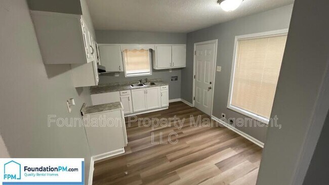 Building Photo - 3384 Dobbin Ferry Ave