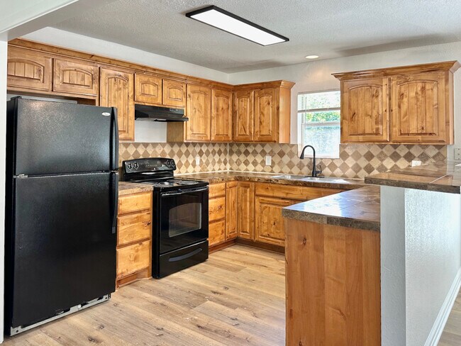 Building Photo - 112 Oakwood Dr
