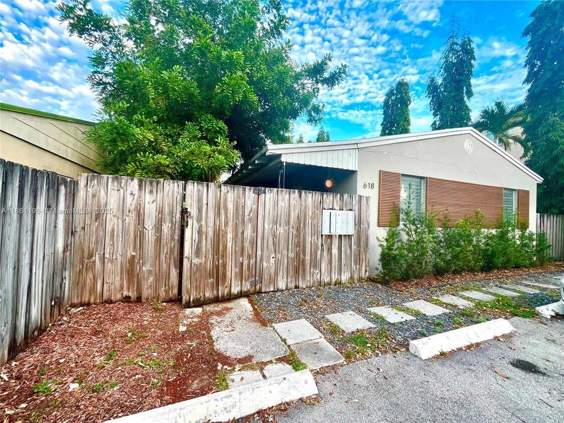 Primary Photo - 618 NE 8th Ave