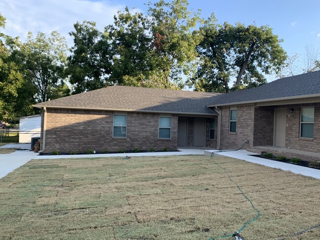 Building Photo - 601 N 6-1/2 St