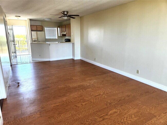 Foto del edificio - 8730 N Sherman Cir