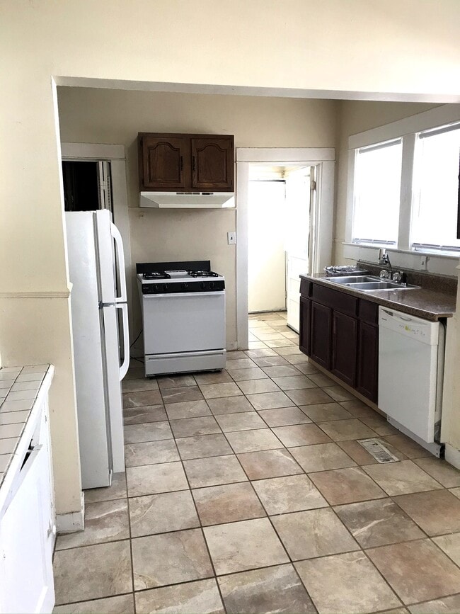 Building Photo - 508 10th Ct S