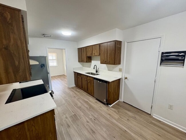 Building Photo - 511 Maple Ave