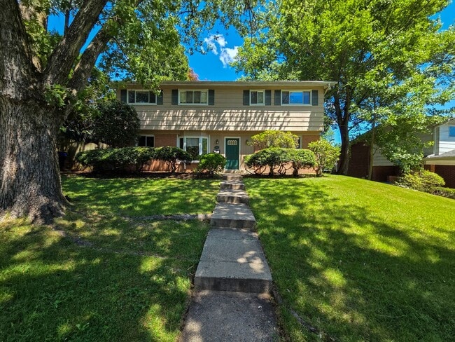 Building Photo - 305 Hillsboro Dr