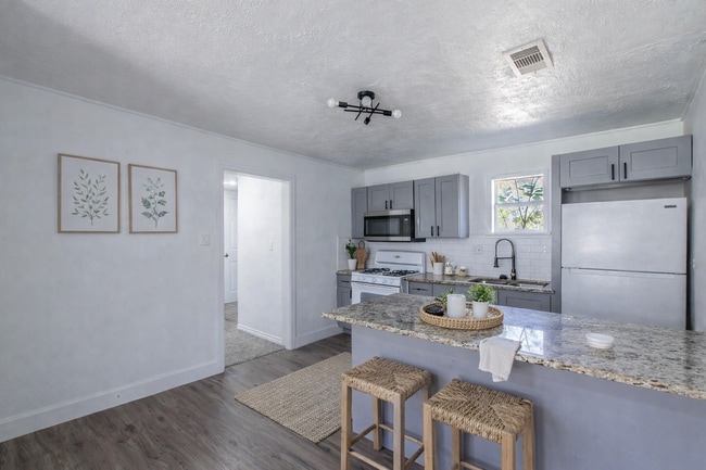 Building Photo - 301 E Dumble St