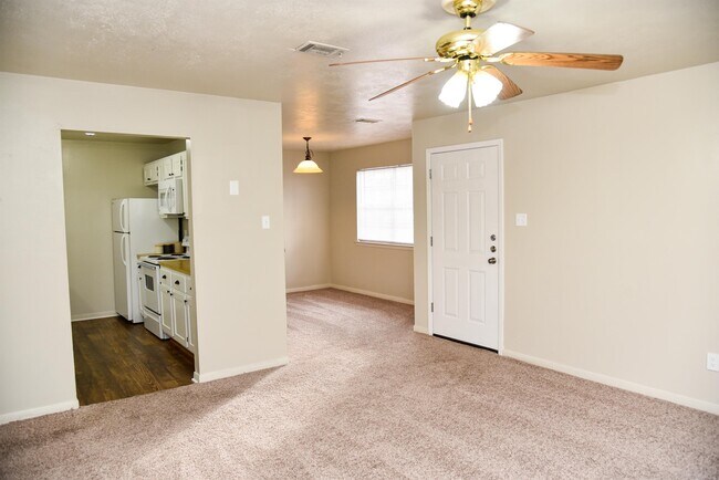Building Photo - 700 Navarro Dr
