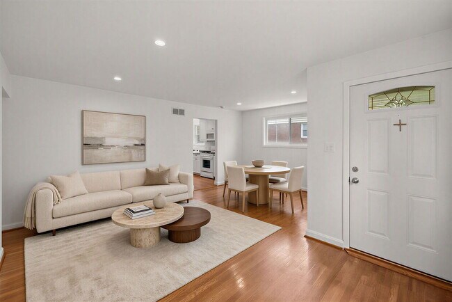 Foto del edificio - Rare Garage and Steps to Metro 4br  2ba