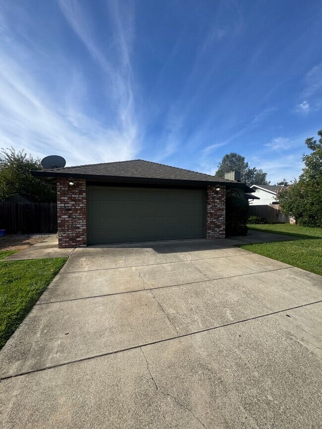 Building Photo - 2409 Candlewood Dr