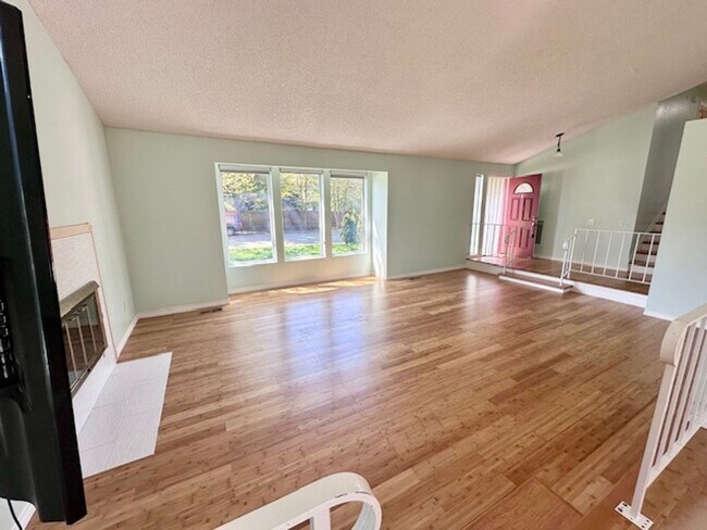 Building Photo - Charming 3 Bedroom home with fenced yard
