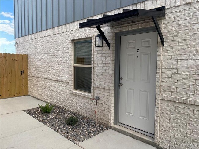 Building Photo - 1703 Playa Dr