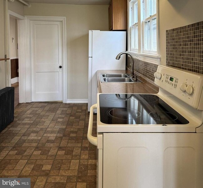 Building Photo - 211 S Maple Ave