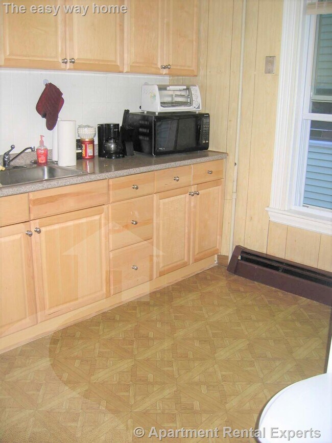 Building Photo - Davis / Teele Sq 3 Bedroom