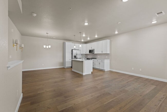 Building Photo - 2 Bedroom 2 Bathroom Ground Floor Townhome in Centerra