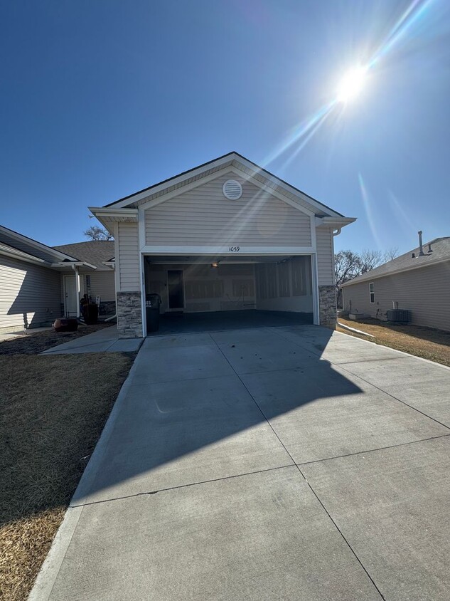 Primary Photo - 1059 N 170th Ave