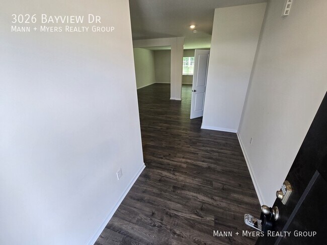 Foto del edificio - 3026 Bayview Dr