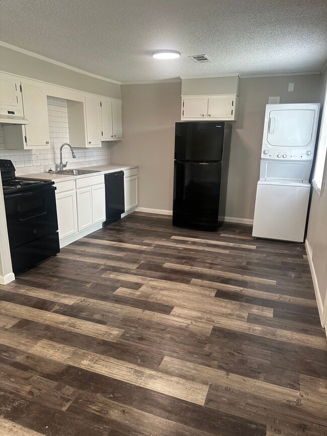 Building Photo - 610 Dogwood View Dr