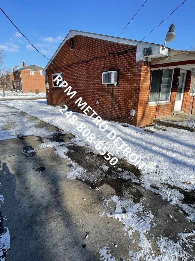 Building Photo - 2-Bedroom Duplex in Oak Park