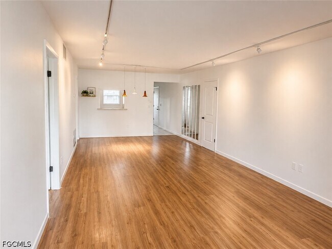 Building Photo - 1356 Myerlee Country Club Blvd