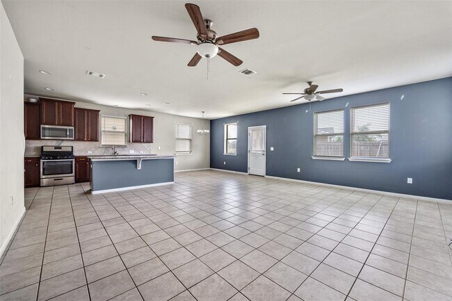 Foto del edificio - 369 Twisted Oaks Ln