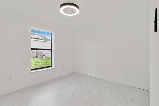 Foto del edificio - 527 Glade Ct