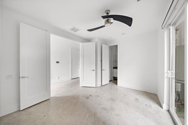 Building Photo - 608 Middle St