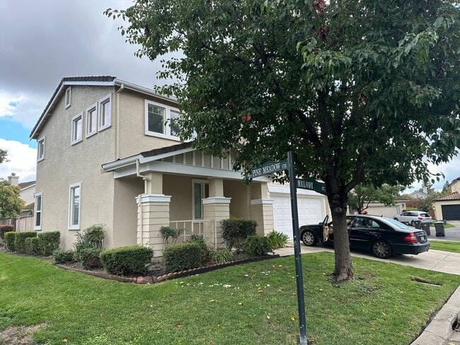 Building Photo - Great Location! 4BD | 2.5BA | Desirable Br...