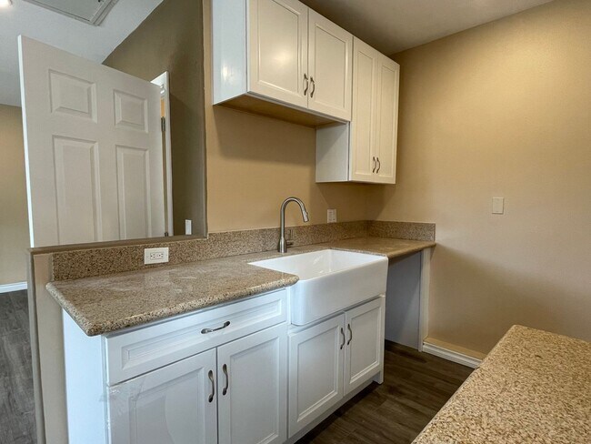 Building Photo - 27157 Tumbleweed Trail A &amp; B