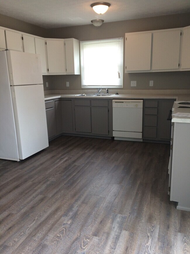 Foto del edificio - 3 bedroom, 1.5 bath town home located on B...