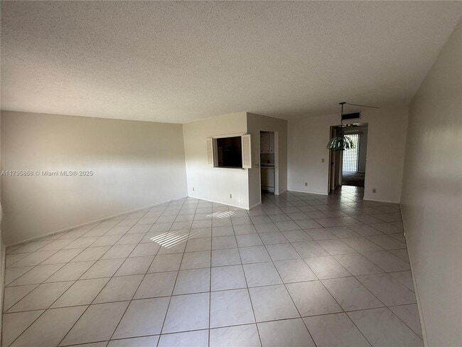 Building Photo - 447 Fanshaw K