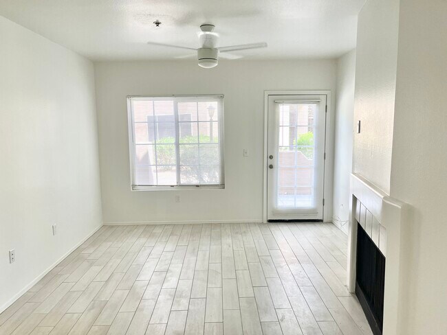 Foto del edificio - 9451 E Becker Ln