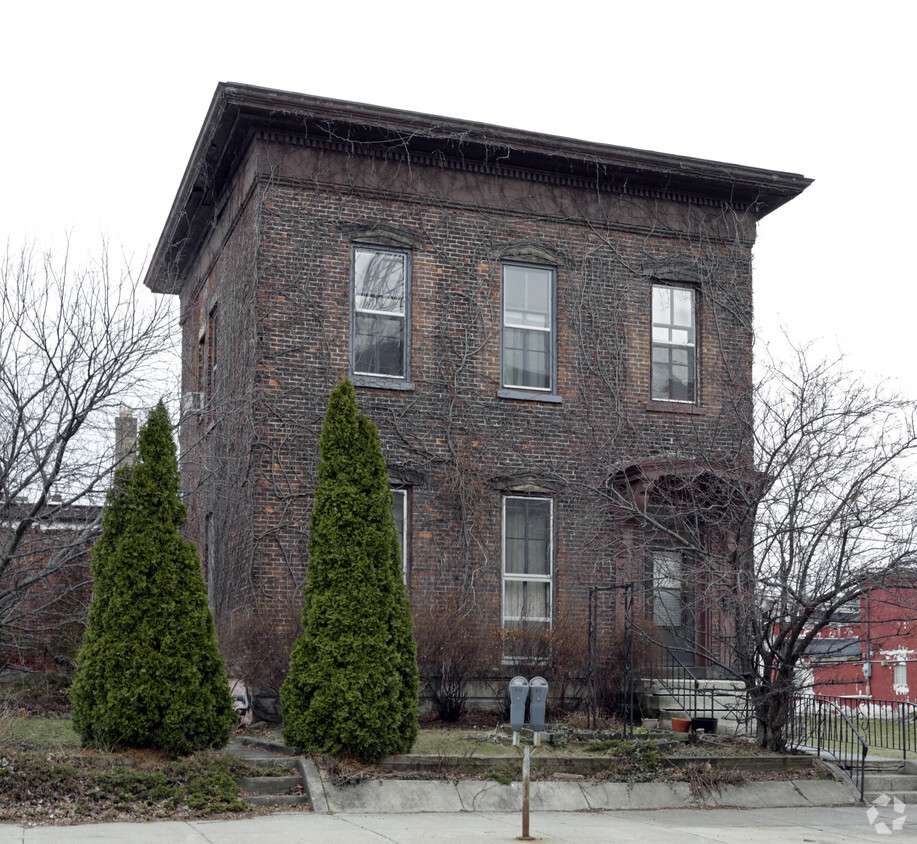 Building Photo - 412 E Berry St