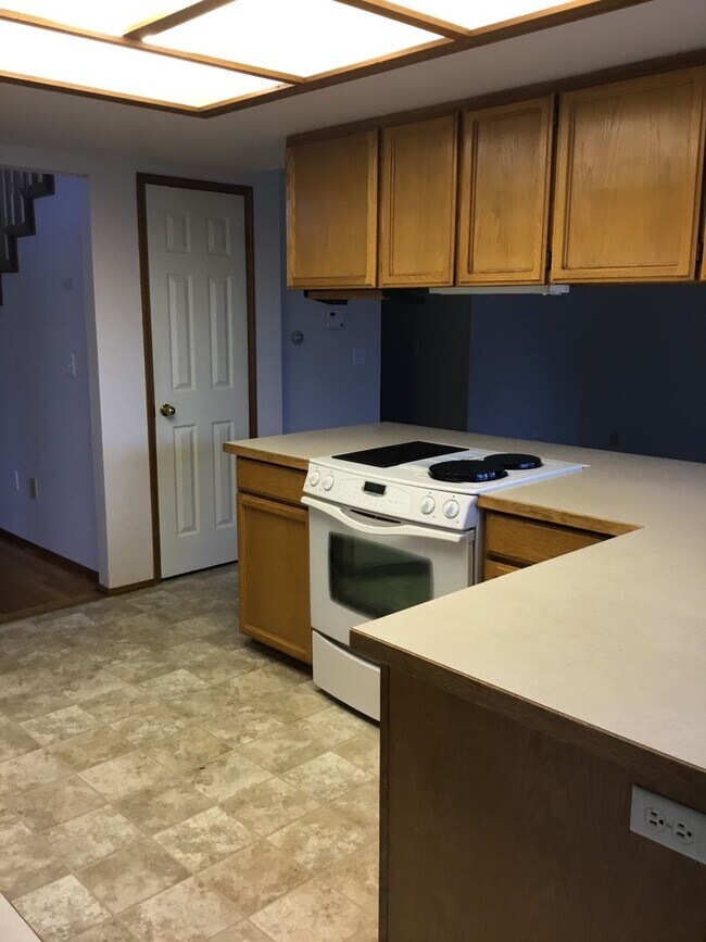 Building Photo - 3 Bedroom 2.5 Bath NE Tacoma Single Family...