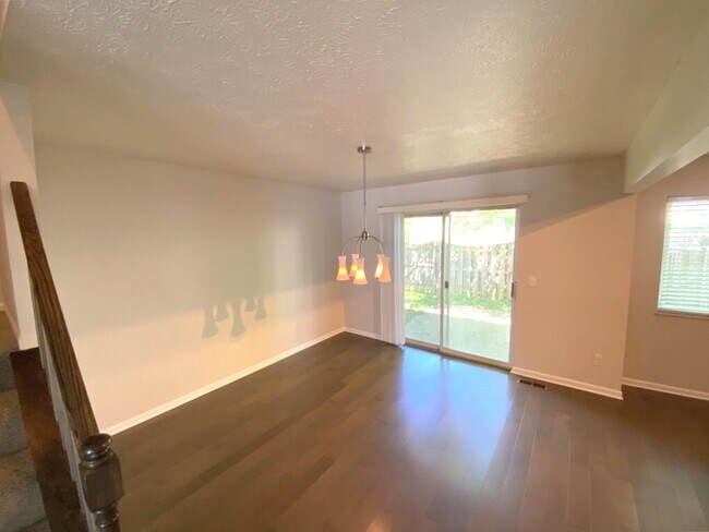 Foto del edificio - COMING SOON! -10817 Fallsington Court *Beautiful 2BR, 2.5 BA Townhouse in Blue Ash*