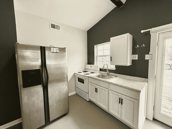 Foto del edificio - Ultimate Downtown Studio Vibes for Only $1,050/Mo!