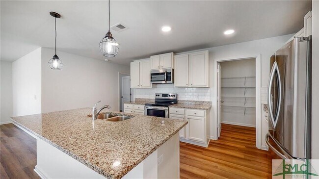 Building Photo - 652 Hogan Dr