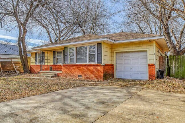 Building Photo - Charming Central Norman Home!