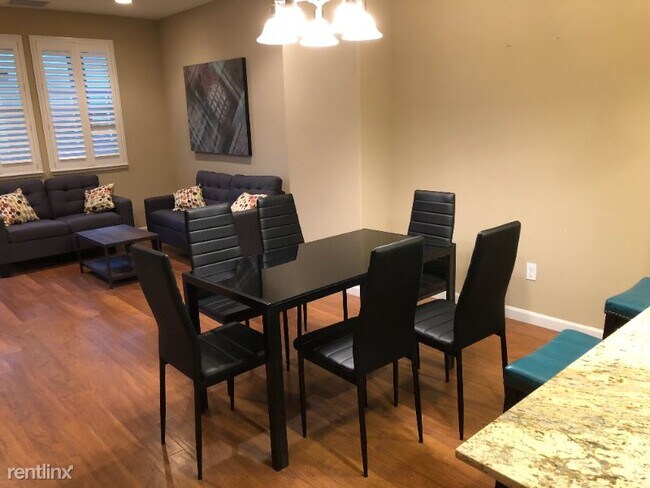 Building Photo - 1 br, 1 bath Townhome - 491 La Scena Pl