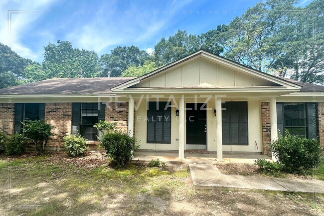 Building Photo - **$0 Deposit!** 3 Bedroom/2 Bath House in ...