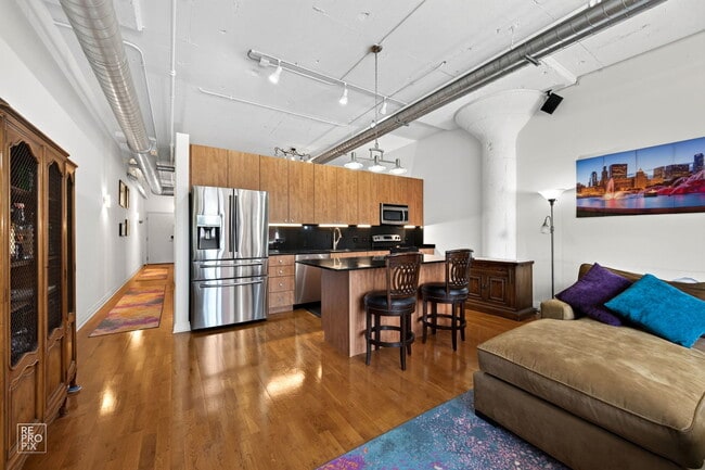 Building Photo - 565 W Quincy St