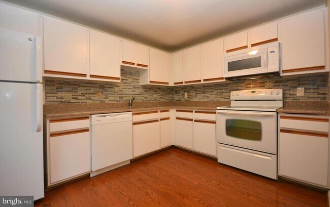 Building Photo - 3151 Ellenwood Dr