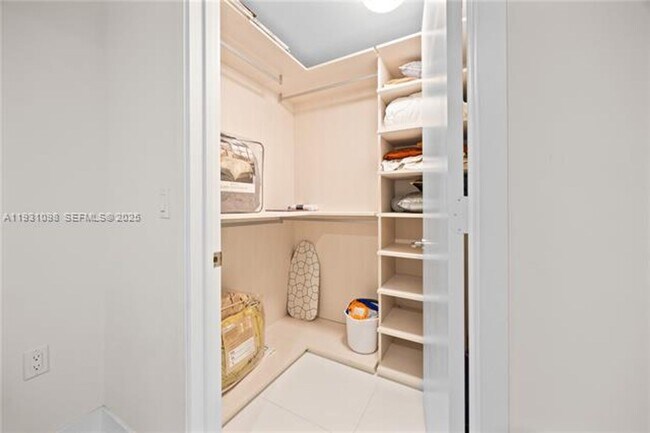 Foto del edificio - 300 Sunny Isles Blvd