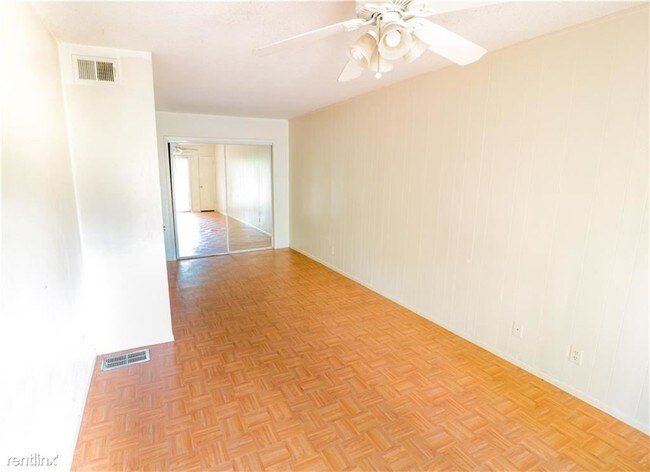 Foto del edificio - 701 W N Loop Blvd