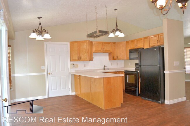 Foto del edificio - 5 br, 3 bath House - 72701 -1838 N 725 W